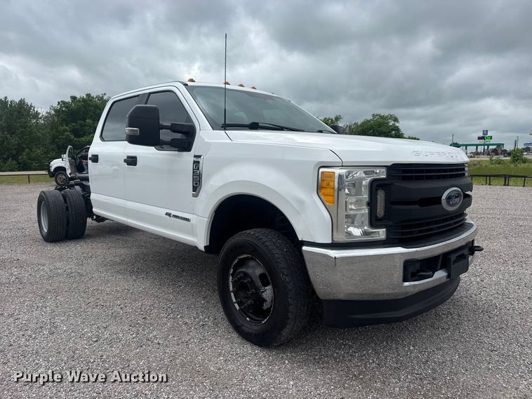 image for item DO8511 2017 Ford F350 Super Duty Crew Cab pickup truck cab and chassis