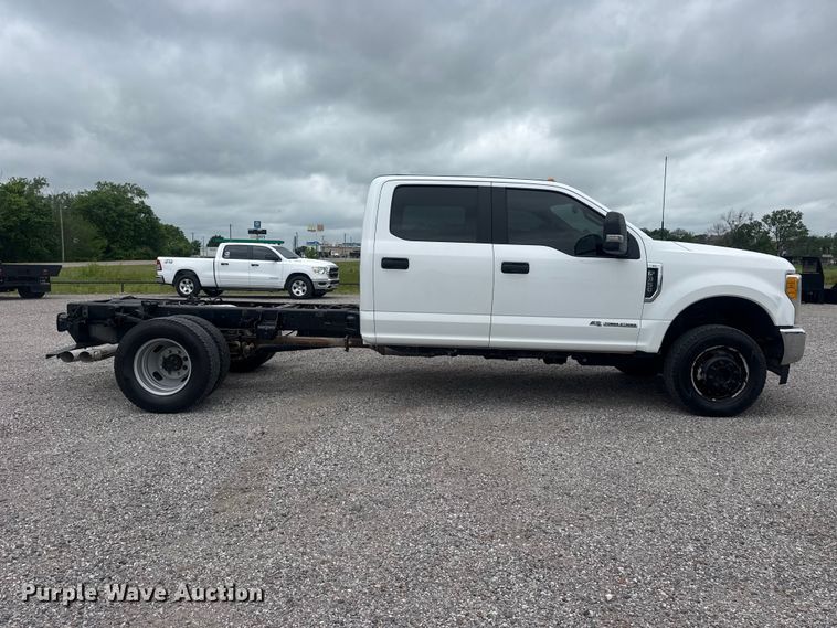image for item DO8511 2017 Ford F350 Super Duty Crew Cab pickup truck cab and chassis
