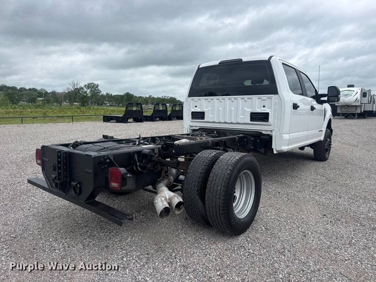 image for item DO8511 2017 Ford F350 Super Duty Crew Cab pickup truck cab and chassis