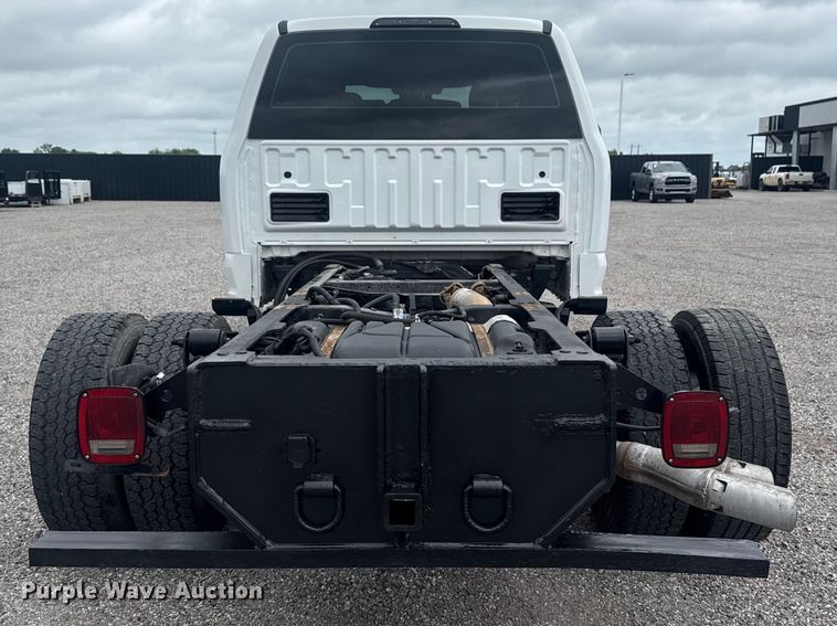 image for item DO8511 2017 Ford F350 Super Duty Crew Cab pickup truck cab and chassis