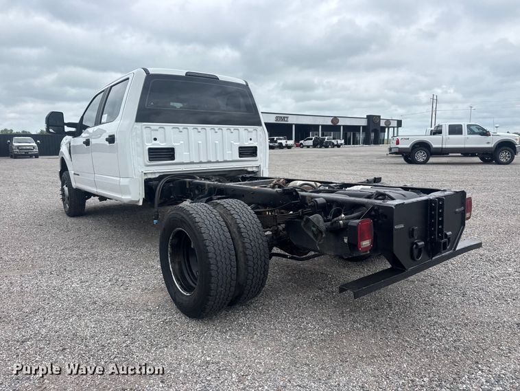 image for item DO8511 2017 Ford F350 Super Duty Crew Cab pickup truck cab and chassis