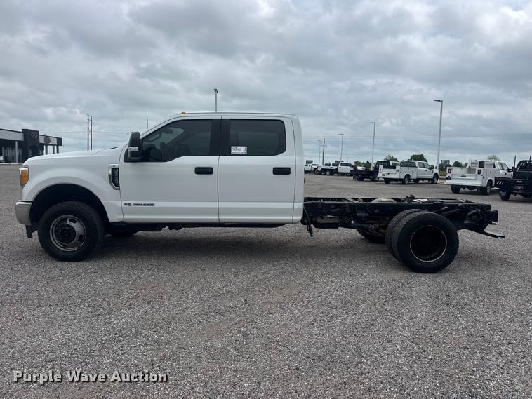 image for item DO8511 2017 Ford F350 Super Duty Crew Cab pickup truck cab and chassis