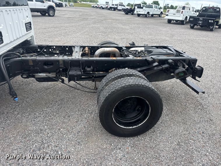 image for item DO8511 2017 Ford F350 Super Duty Crew Cab pickup truck cab and chassis