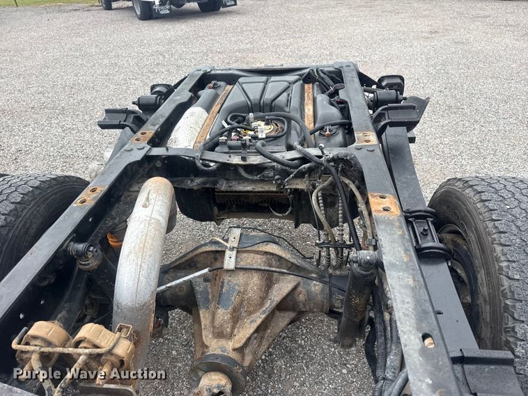 image for item DO8511 2017 Ford F350 Super Duty Crew Cab pickup truck cab and chassis