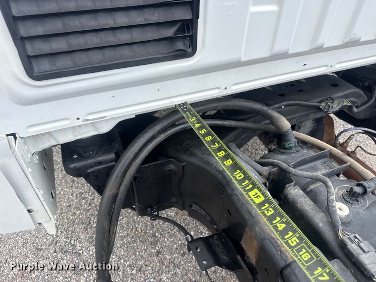image for item DO8511 2017 Ford F350 Super Duty Crew Cab pickup truck cab and chassis