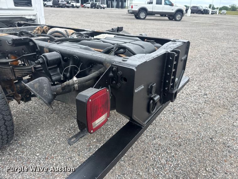 image for item DO8511 2017 Ford F350 Super Duty Crew Cab pickup truck cab and chassis