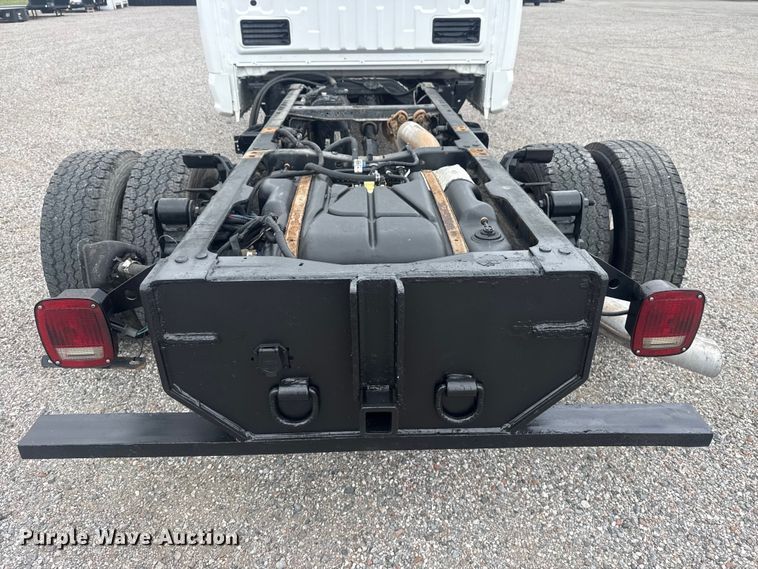 image for item DO8511 2017 Ford F350 Super Duty Crew Cab pickup truck cab and chassis