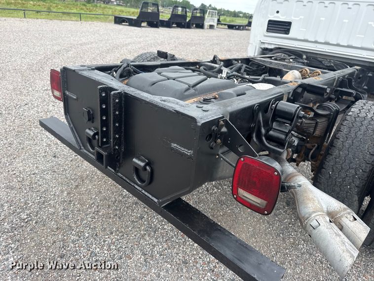 image for item DO8511 2017 Ford F350 Super Duty Crew Cab pickup truck cab and chassis