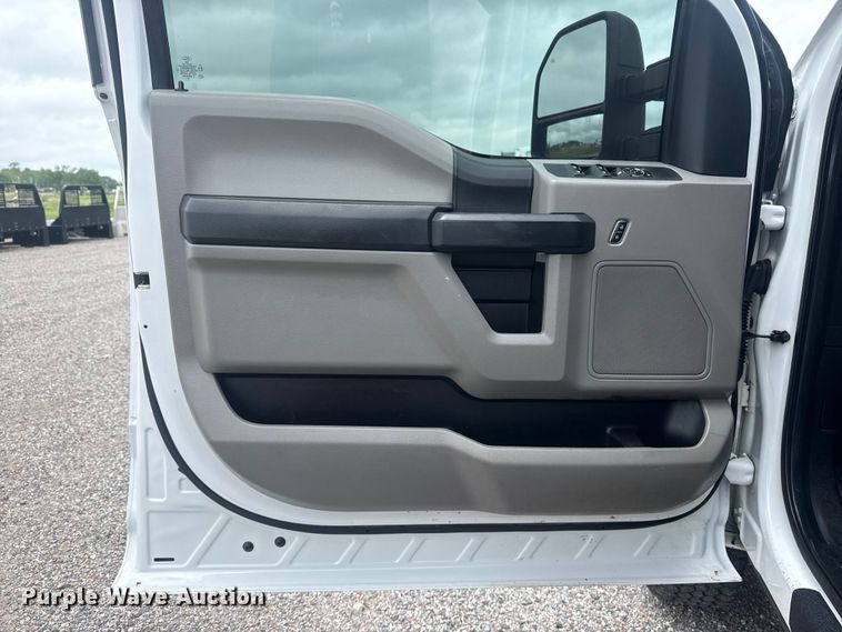 image for item DO8511 2017 Ford F350 Super Duty Crew Cab pickup truck cab and chassis