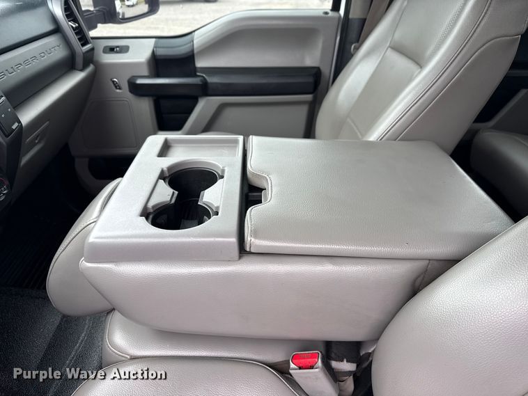 image for item DO8511 2017 Ford F350 Super Duty Crew Cab pickup truck cab and chassis