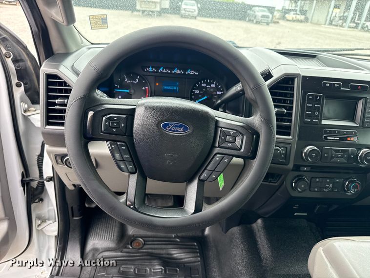 image for item DO8511 2017 Ford F350 Super Duty Crew Cab pickup truck cab and chassis