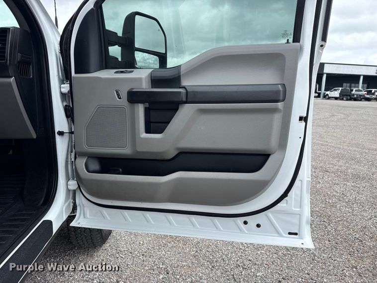 image for item DO8511 2017 Ford F350 Super Duty Crew Cab pickup truck cab and chassis