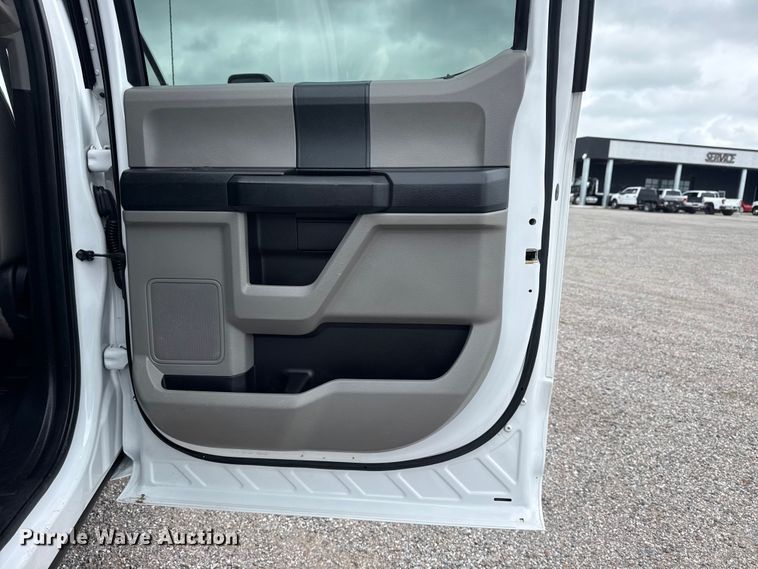 image for item DO8511 2017 Ford F350 Super Duty Crew Cab pickup truck cab and chassis