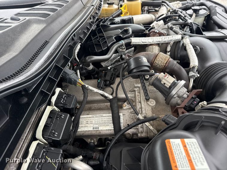 image for item DO8511 2017 Ford F350 Super Duty Crew Cab pickup truck cab and chassis