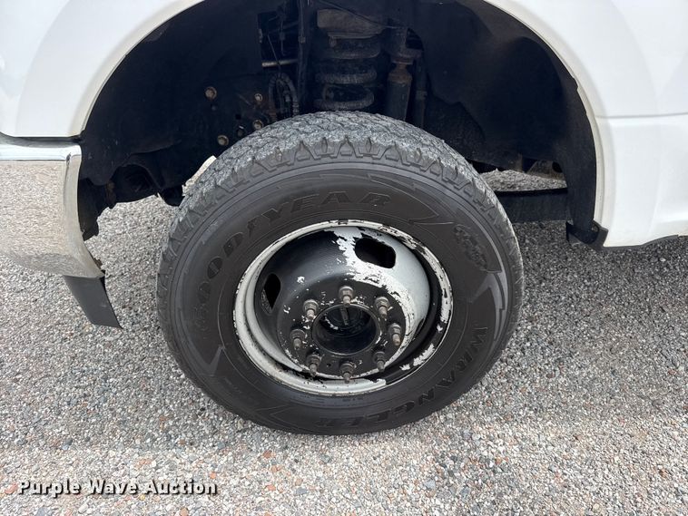 image for item DO8511 2017 Ford F350 Super Duty Crew Cab pickup truck cab and chassis
