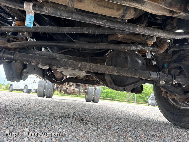 image for item DO8511 2017 Ford F350 Super Duty Crew Cab pickup truck cab and chassis