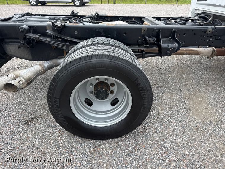 image for item DO8511 2017 Ford F350 Super Duty Crew Cab pickup truck cab and chassis