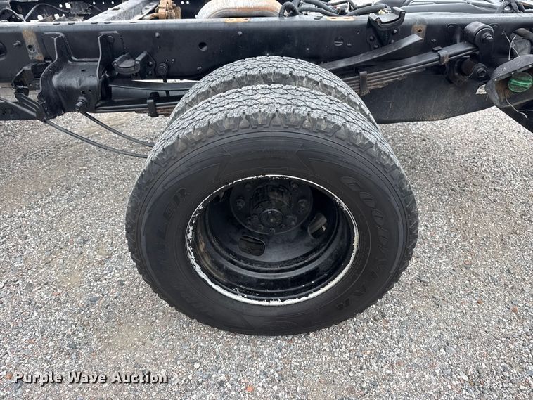 image for item DO8511 2017 Ford F350 Super Duty Crew Cab pickup truck cab and chassis