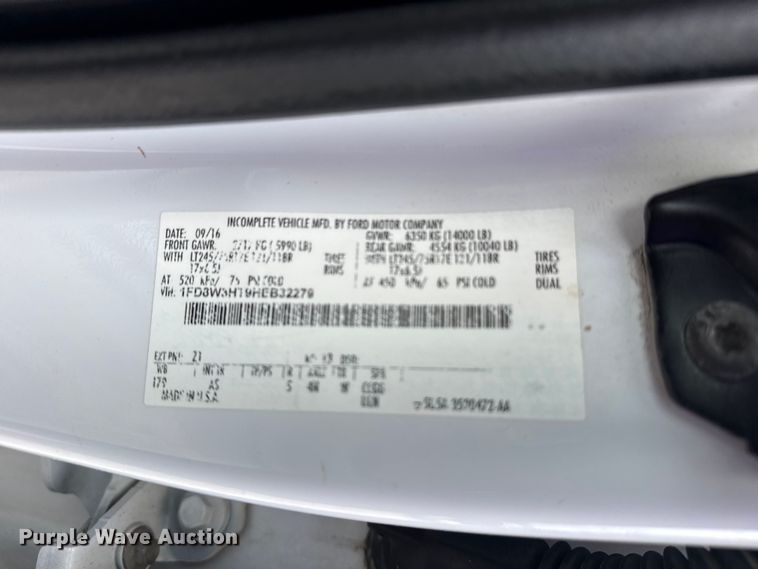 image for item DO8511 2017 Ford F350 Super Duty Crew Cab pickup truck cab and chassis