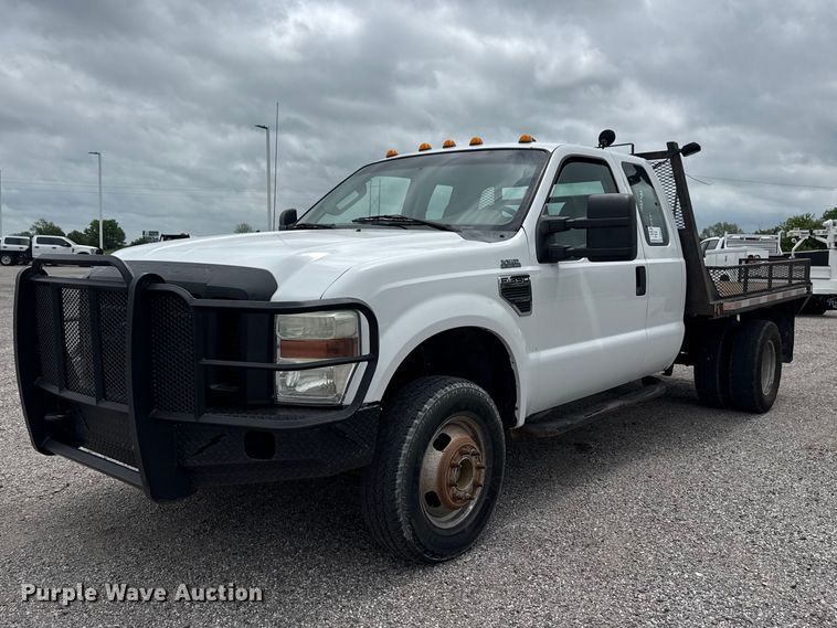 2010 Ford F-350 Super Duty Ext. Cab flatbed pickup truck