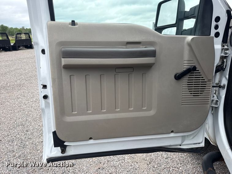 image for item DO8512 2010 Ford F-350 Super Duty Ext. Cab flatbed pickup truck