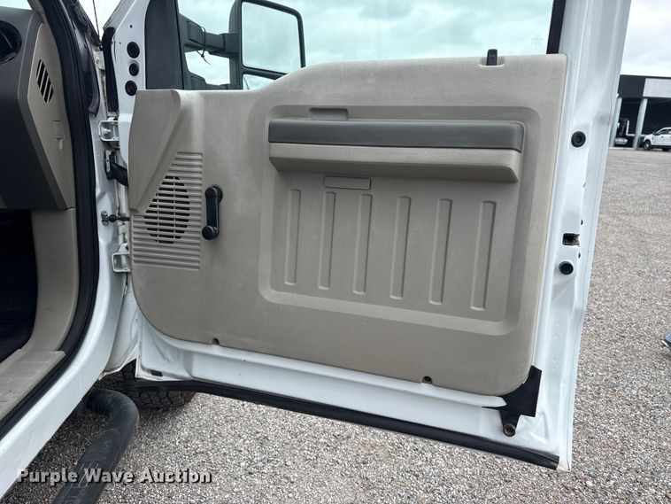 image for item DO8512 2010 Ford F-350 Super Duty Ext. Cab flatbed pickup truck