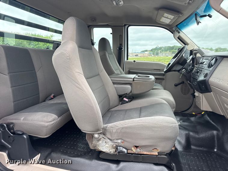 image for item DO8512 2010 Ford F-350 Super Duty Ext. Cab flatbed pickup truck