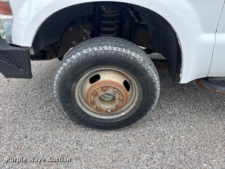image for item DO8512 2010 Ford F-350 Super Duty Ext. Cab flatbed pickup truck