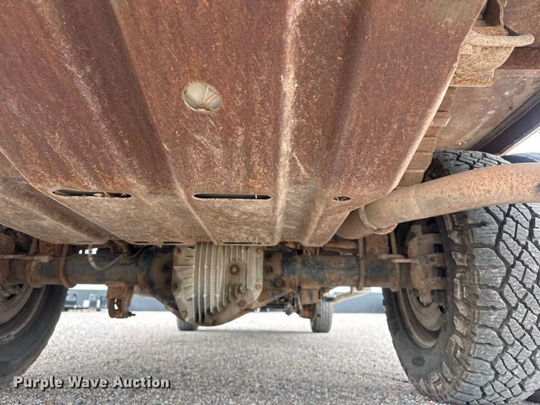 image for item DO8512 2010 Ford F-350 Super Duty Ext. Cab flatbed pickup truck