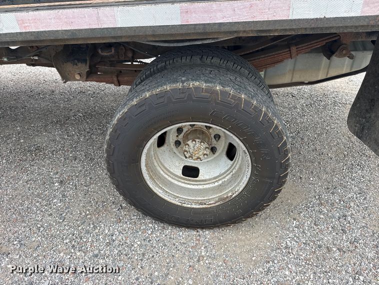 image for item DO8512 2010 Ford F-350 Super Duty Ext. Cab flatbed pickup truck