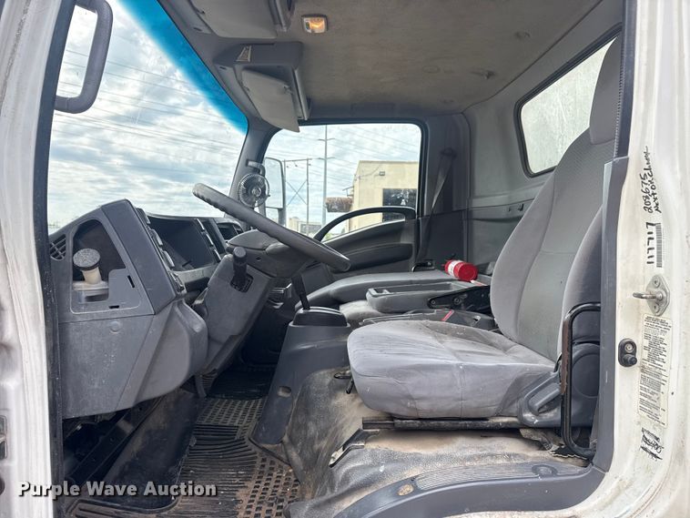 image for item DO8519 2016 Chevrolet 3500 box truck
