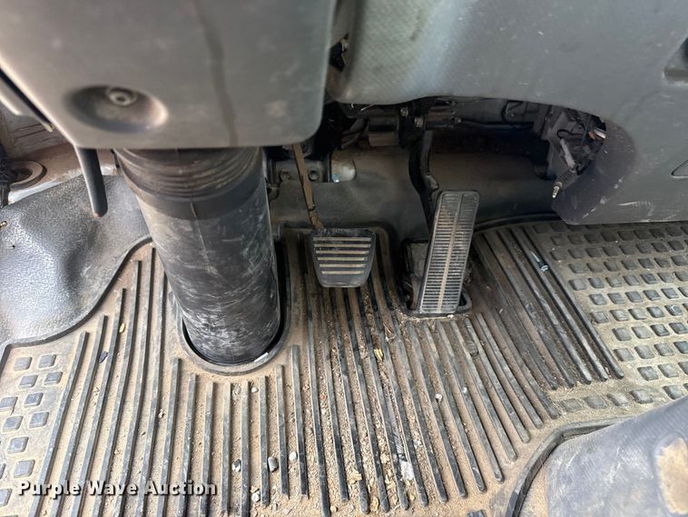 image for item DO8519 2016 Chevrolet 3500 box truck