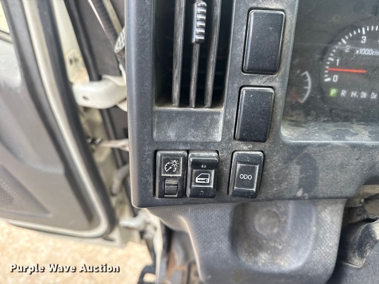 image for item DO8519 2016 Chevrolet 3500 box truck