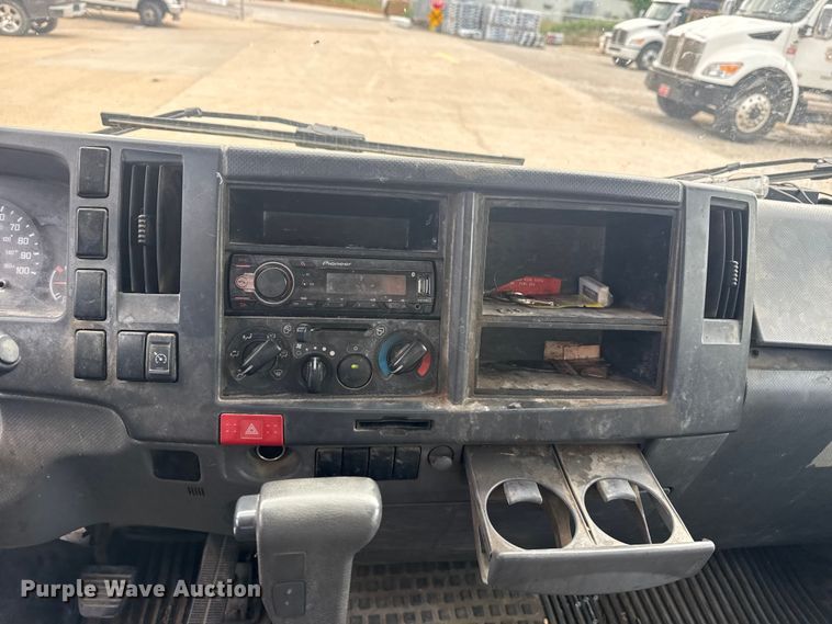 image for item DO8519 2016 Chevrolet 3500 box truck
