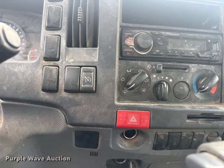 image for item DO8519 2016 Chevrolet 3500 box truck