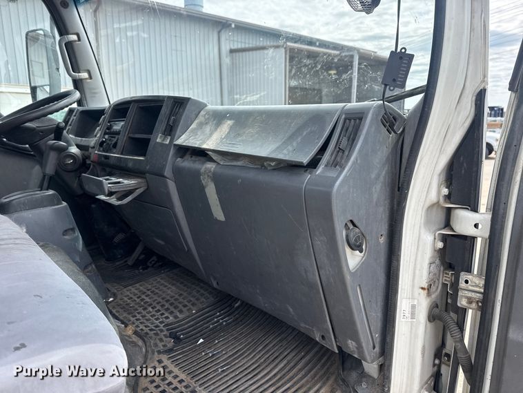 image for item DO8519 2016 Chevrolet 3500 box truck