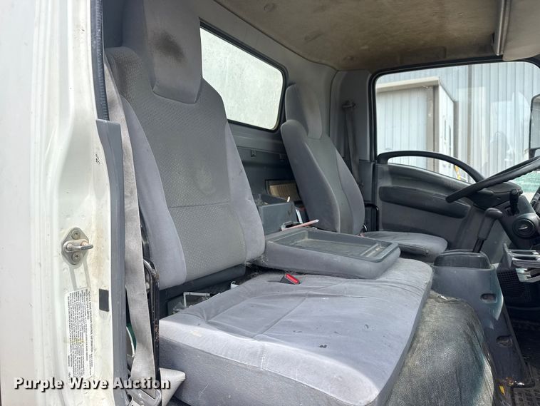 image for item DO8519 2016 Chevrolet 3500 box truck