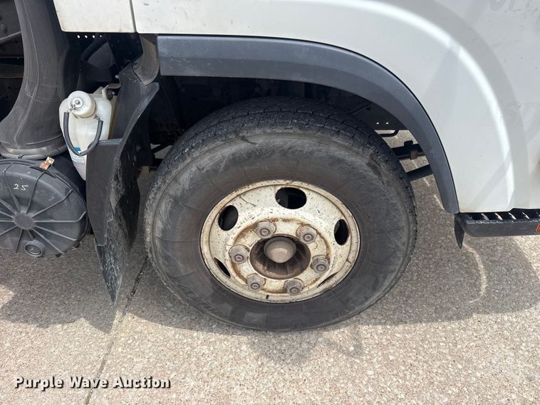 image for item DO8519 2016 Chevrolet 3500 box truck