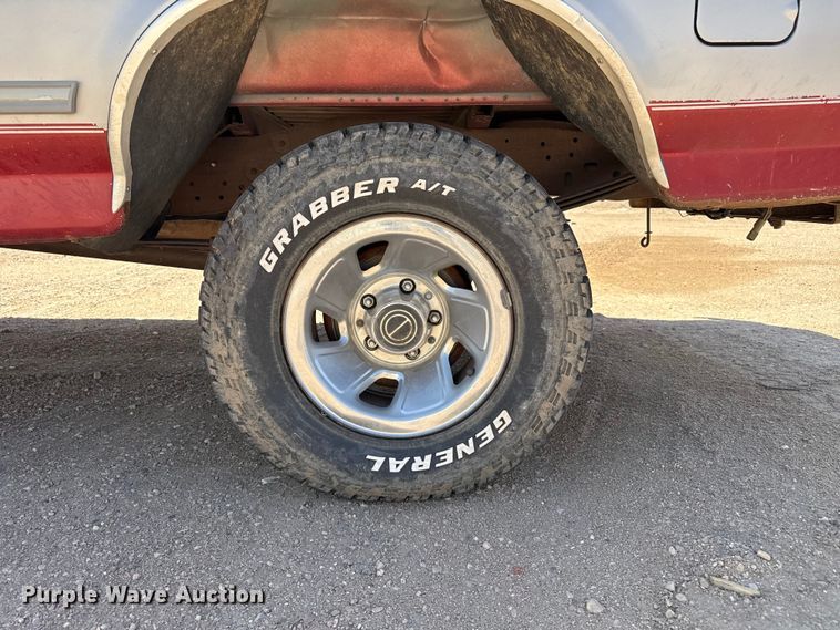 image for item DS6825 1996 Ford F150 pickup truck