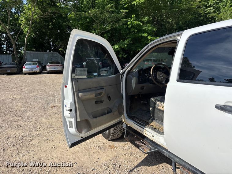 image for item DV4300 2009 GMC Sierra 2500HD Crew Cab pickup truck