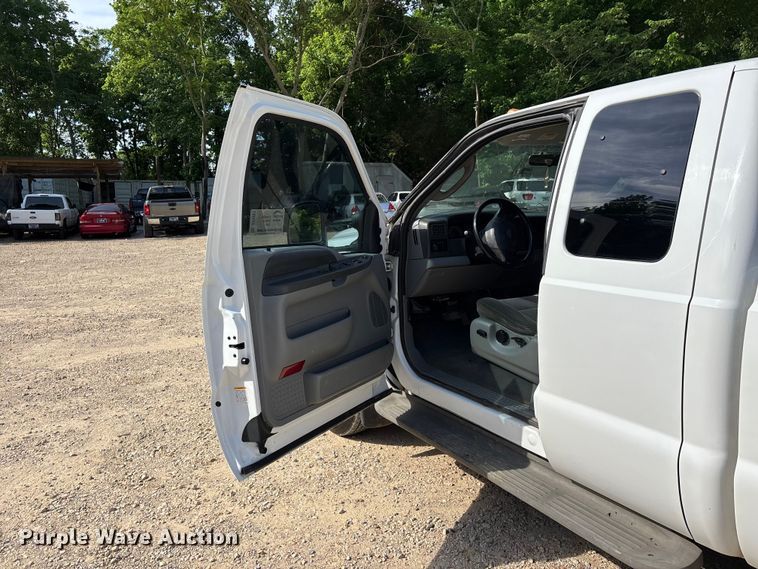 image for item DV4301 2003 Ford F350 Super Duty Ext. Cab pickup truck