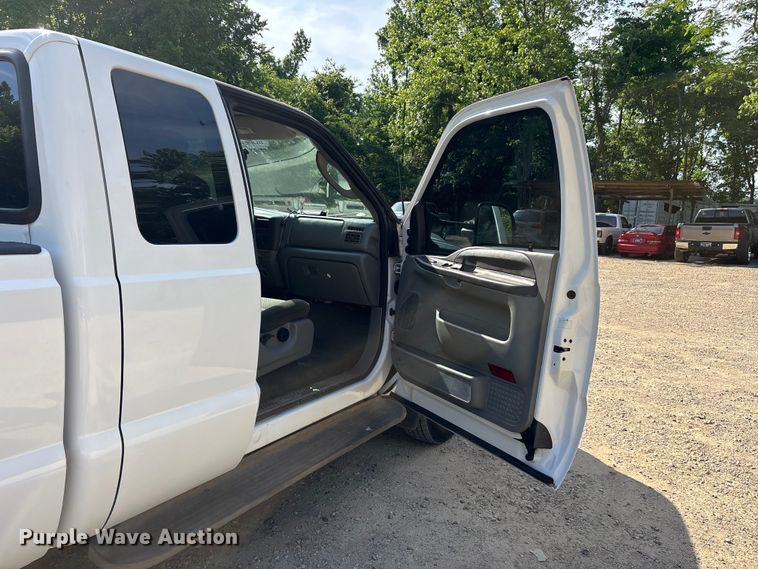 image for item DV4301 2003 Ford F350 Super Duty Ext. Cab pickup truck