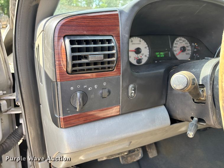 image for item DV4302 2007 Ford F350 Super Duty Crew Cab pickup truck