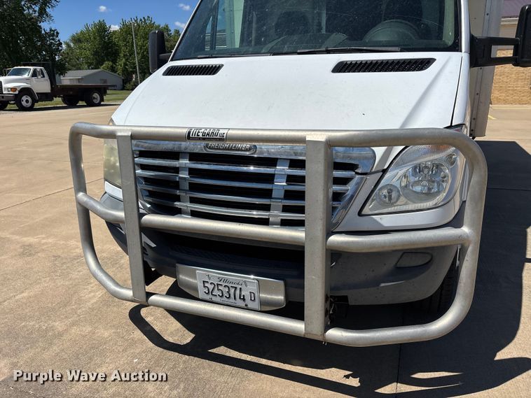 image for item DV4342 2010 Freightliner Sprinter box truck