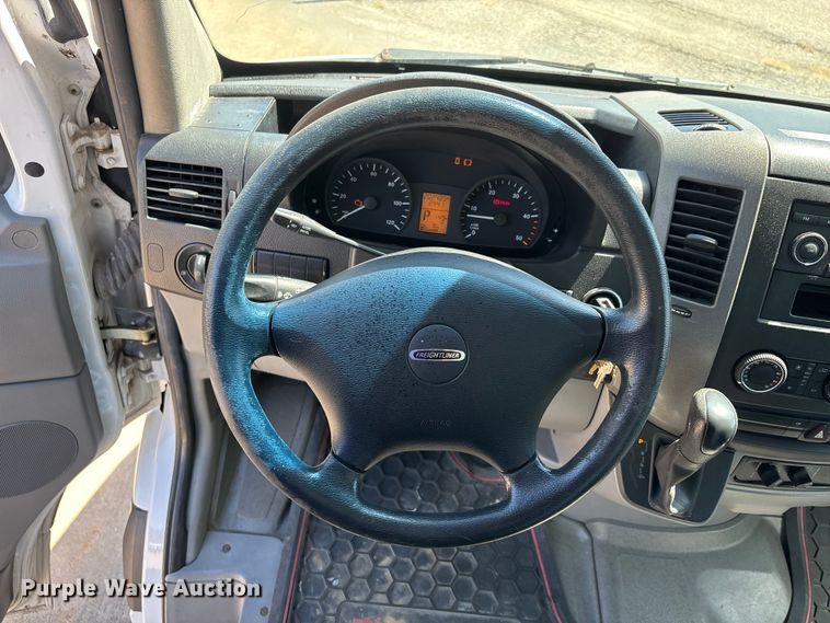 image for item DV4342 2010 Freightliner Sprinter box truck