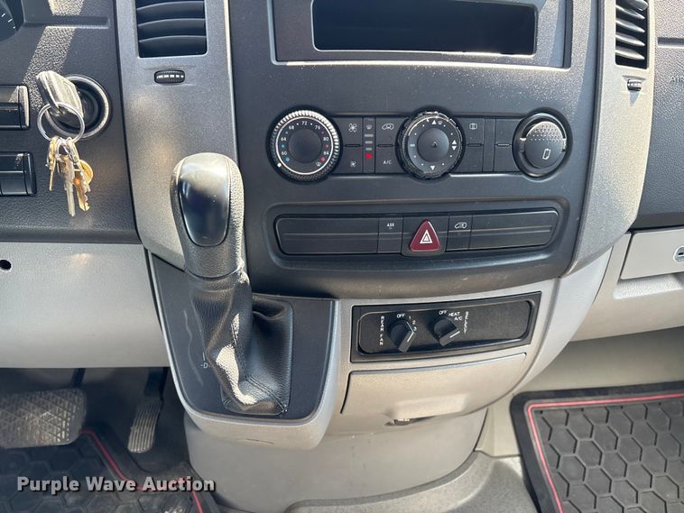 image for item DV4342 2010 Freightliner Sprinter box truck