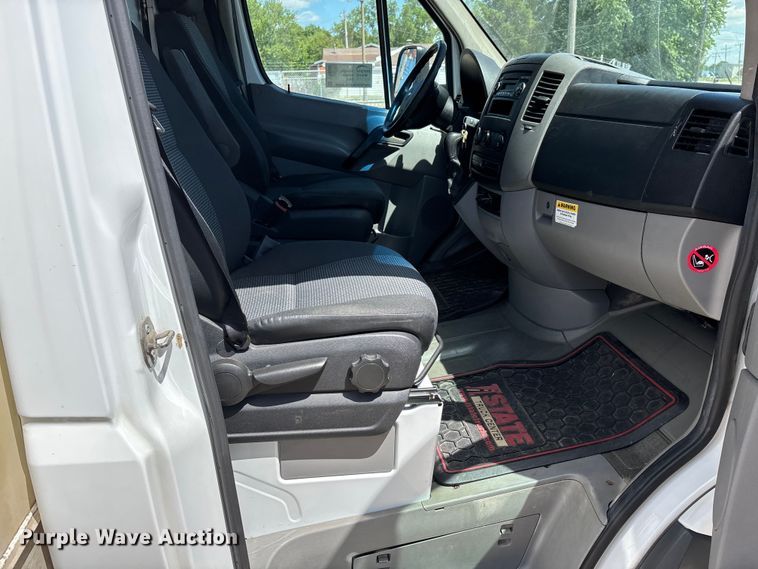 image for item DV4342 2010 Freightliner Sprinter box truck