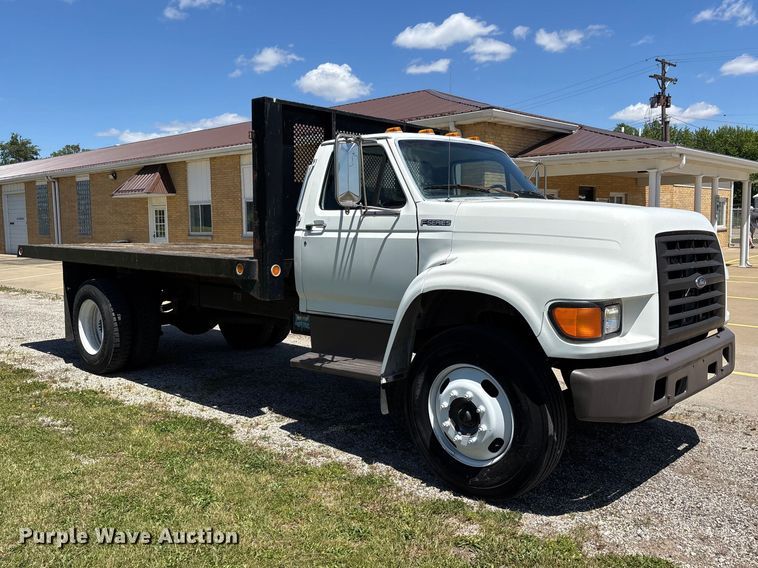 image for item DV4345 1998 Ford F700 flatbed truck