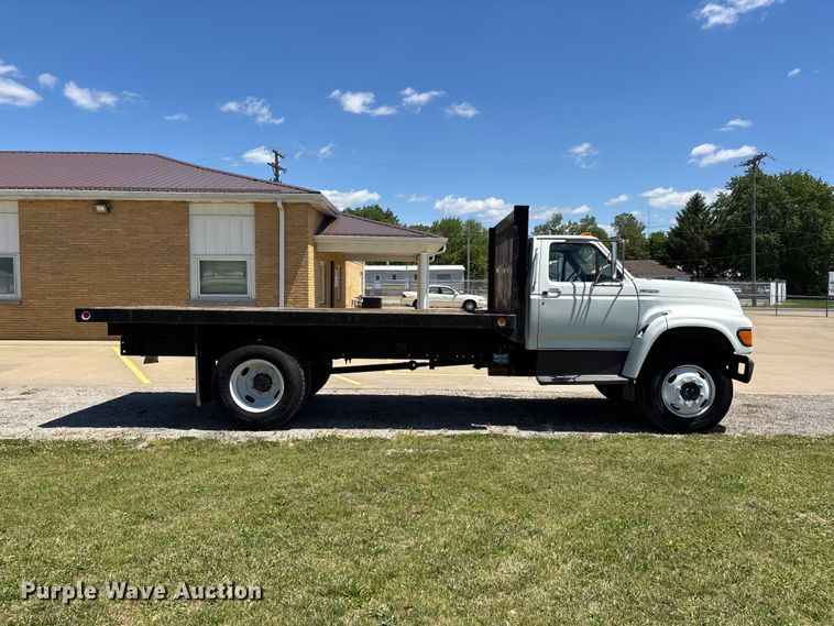 image for item DV4345 1998 Ford F700 flatbed truck