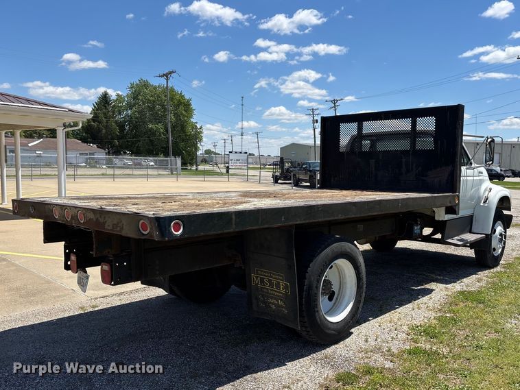 image for item DV4345 1998 Ford F700 flatbed truck